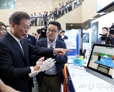 [MT리포트]'문재인 글러브' CEO의 한숨…1년 되도록 바뀐게 없다