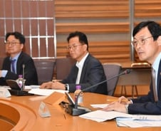 "5개 더 드릴께"…우울한 면세점, 화색도는 화장품