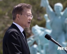 [전문]文 "슬픔의 오월 아니길..용서와 화해" 39주년 5·18 기념사