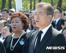 文 "독재자 후예 아니라면 5·18 다르게 볼 수 없어"