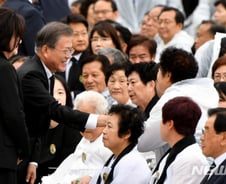 文 "5·18 학살 책임자 등 진실 밝혀야…정치권도 동참을"