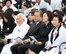 文대통령, 5·18 광주 가두방송 박영순씨 어깨 두드리며 위로