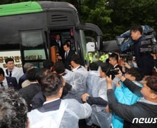 5·18 광주로 간 황교안, 도착하자마자 "물러가라" 충돌