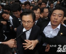 5·18 찾은 황교안, 광주 시민들과 충돌…또 물세례