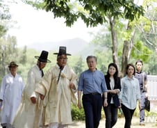 文대통령 "봉준호 축하..'기생충' 너무 궁금해"