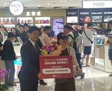 [르포]입국장 면세점 첫날 "가볍게 귀국하니 좋네요"