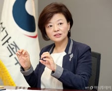 진선미 "민간기업 여성임원 확대, 미투 해결의 또 다른 길"