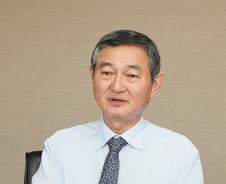 꿈꾸는 일흔셋, '세계 1위 화장품 ODM' 회장은 목마르다