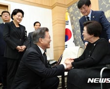 [전문]文대통령 "이희호 여사, 여성위해 살아온 위인…영면하시길"