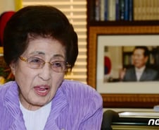 "고개 똑바로 들라"…이희호 여사가 여학생들에게 외쳤다