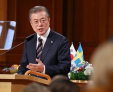 능라도에서 스톡홀름까지 온 김정은의 약속…文 "의지 보이라"