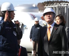 넥쏘 타고 냄새 맡고…'수소 박사' 文 "내가 홍보모델"