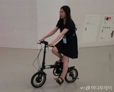 [영상]"페달 안밟아도 씽씽"…수소자전거 직접 타봤다