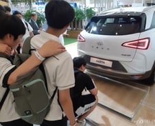 "넥쏘서 물나온다고? 마셔봐!" 교복입고 수소엑스포에 뜬 학생들