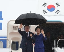 일본이 문대통령 홀대? 트럼프도 우산 쓰고 나왔다