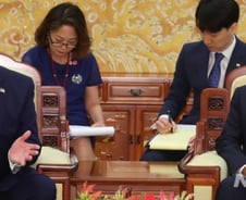 [전문]文 "트럼프-김정은 DMZ 악수, 한반도 평화에 큰 디딤돌"