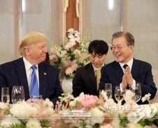 한미연합사령부, 트럼프에 검정색 골프복 선물