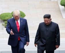 [영상]"넘어가도 될까요?"…북한 땅 밟은 트럼프 대통령