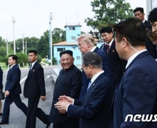 판문점 나타난 김정은 새 통역관 누구?