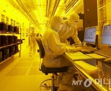 [MT리포트]반도체 제조 화학물질만 수백종…"국산화 산 넘어 산"