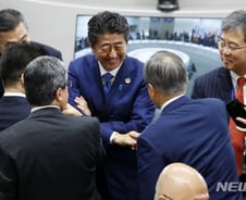 [춘추관]트럼프·김정은도 아는 文의 집념, 아베에게 보여주자