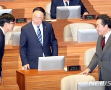 日 보복, 머리맞댄 靑·재계 "홍남기·김상조, 주요기업 만나"