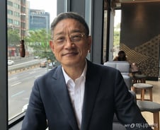 "韓 반도체산업, '적장' 아베가 준 절호의 기회 살려야"