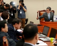 김학용 환노위원장 "최저임금 동결 안돼 매우 안타깝다"