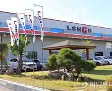 '머리카락 500분의 1' 나노섬유 분사…꿈의 소재로 재탄생