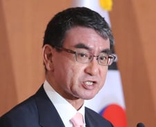 日고노 외무상, 한일관계 풀었던 父와 다른 ‘고노 담화’ 낸다