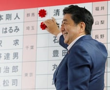 '참의원 과반 확보' 아베 총리, "한국이 답 가져와야"