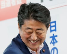 아베, 참의원 선거 과반 확보…반도체株 상승 화답 