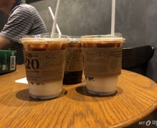 [르포]"머그잔에 마시던 커피, 테이크아웃 해주세요"