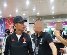 '버스 맨 뒤 앉은' 호날두, 팀 동료 향해 끊임없이 '불만 제스처'