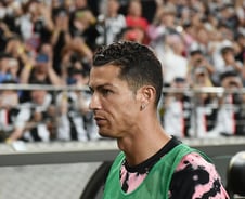 中 언론도 의문 "사인한다고 달려간 호날두, 한국에선 딴 사람"