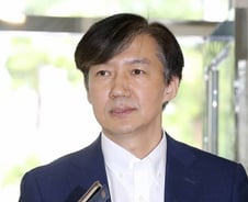 조국 딸, 논문 제1저자 등재 논란…"정당한 인턴쉽 프로그램"(전문)