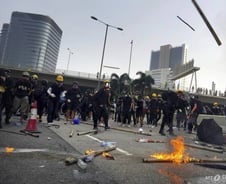 최루탄 재등장-13만명 인간띠 시위…긴장감 커지는 홍콩