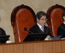 대법 "박근혜 유죄부분 파기…무죄부분 확정...형량 높아질 수도"