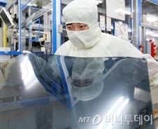 [단독]LGD 불화수소 국산 대체…삼성도 이달 테스트 종료