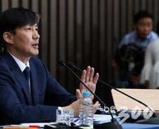 조국 "딸, 성적 관계없는 사적 장학금 받아"