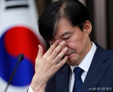 "집 앞에, 밤에…" 조국, 딸 얘기에 고개 숙인 채 울먹