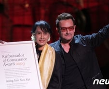 文대통령 만나는 아웅산 수지, '학살' 묵인한 '자유의 새'