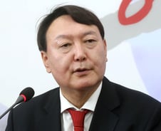 [검블리]윤석열 검찰총장에 '꽃' 대신 '엿'을 …"같은 사람들?"