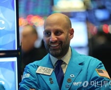 [뉴욕마감] 미중 무역협상 재개에 랠리…다우 1.4%↑