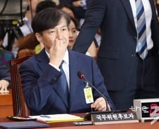 檢 '조국 수사'에 與 '부글부글'…"독점 권력, 칼 휘둘러"