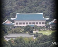 靑, 물러설수없다 강경론…檢 조국 수사에 '지나치다' 판단