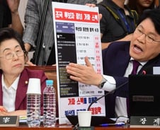 조국 "딸 우간다 직접 갔다고 쓴 적 없다", 자소서엔…