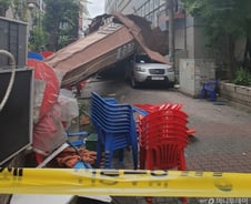역대급 강풍 동반한 '링링'에 건물·외벽 붕괴사고 잇따라