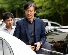 조국 임명 재가에…"촛불 든다" vs "검찰 개혁 기대"