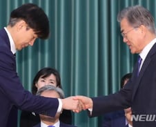 文 "조국, 의혹만으로 임명 안 하면 나쁜 선례 될 것"